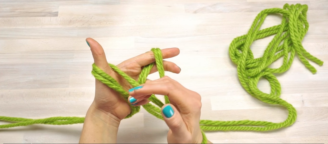 Fare una sciarpa a mano in meno di 30 minuti (Video)
