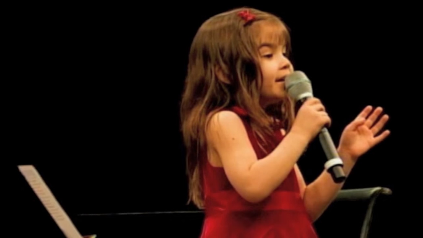 Bimba di 5 anni canta l'Ave Maria e lascia il pubblico senza fiato