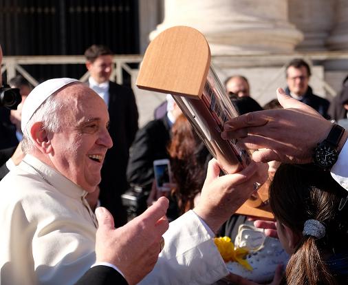 Il Papa mette in vendita i regali ricevuti. 'Il ricavato ai poveri'