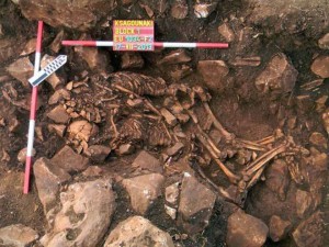 Ritrovati due scheletri abbracciati da 5.800 anni