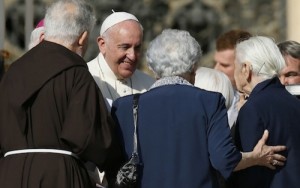 Papa Francesco: 'Non lasciamo da soli gli anziani'