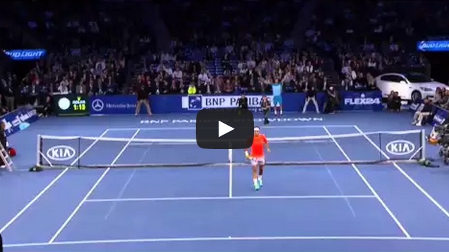 Un bambino fa il pallonetto a Roger Federer - (Video)