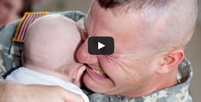 Soldato torna dal fronte e vede il figlio per prima volta - (Video)