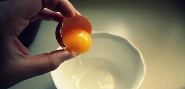 Uova: il colore del tuorlo indica se galline sono ruspanti o di allevamento