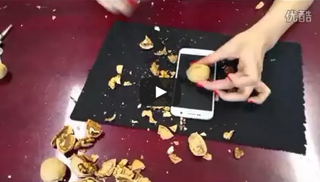 Galaxy S6 usato per schiacciare le noci, nessun danno ! - (VIDEO)