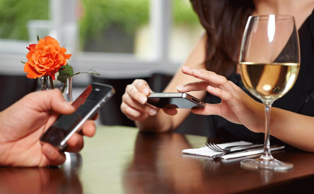 Tablet e smartphone a tavola: non si mastica più