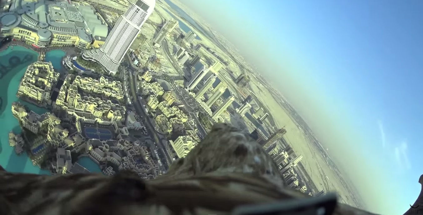 Dubai. Volo dell'aquila dal grattacielo Burj Khalifa - (Video)