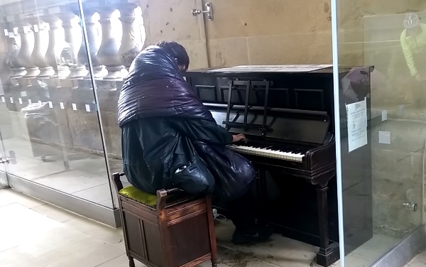 Senzatetto pianista intrattiene pendolari alla stazione - (Video)