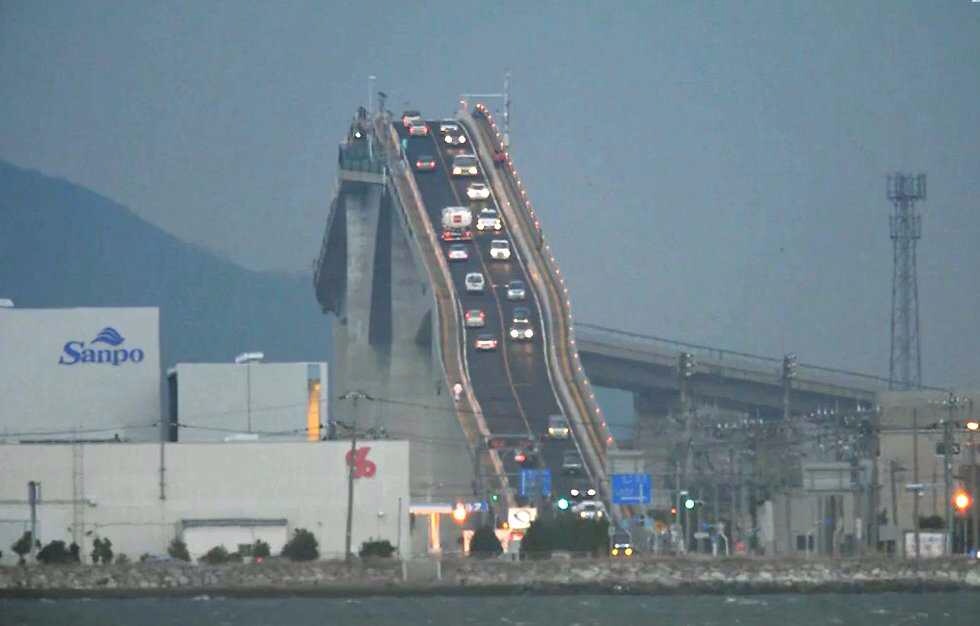 Ejima, il ponte più spaventoso del mondo - (VIDEO)