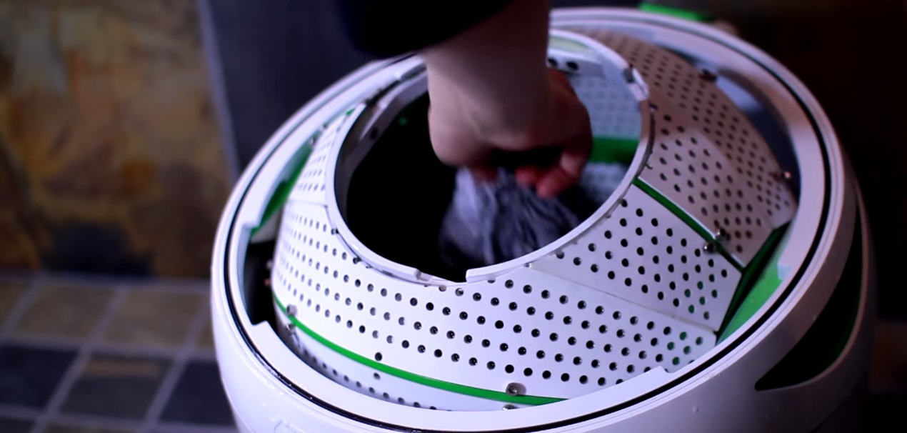 La lavatrice portatile che non ha bisogno di elettricità - (VIDEO)