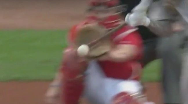 Spezza la mazza da baseball e colpisce tifosa in faccia - (VIDEO)