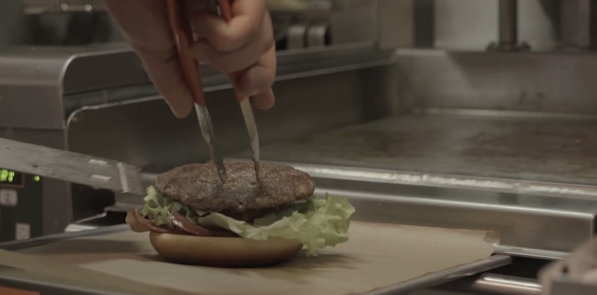 Spacciano McDonald's per cibo bio. Cosa succede? - (VIDEO)