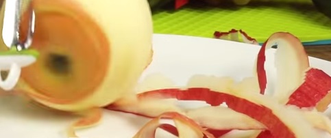 Come sbucciare una mela in 5 secondi (VIDEO)
