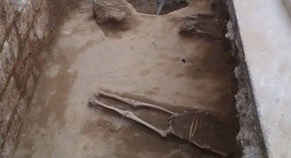 Scheletri medievali ritrovati durante restauro teatro (VIDEO)