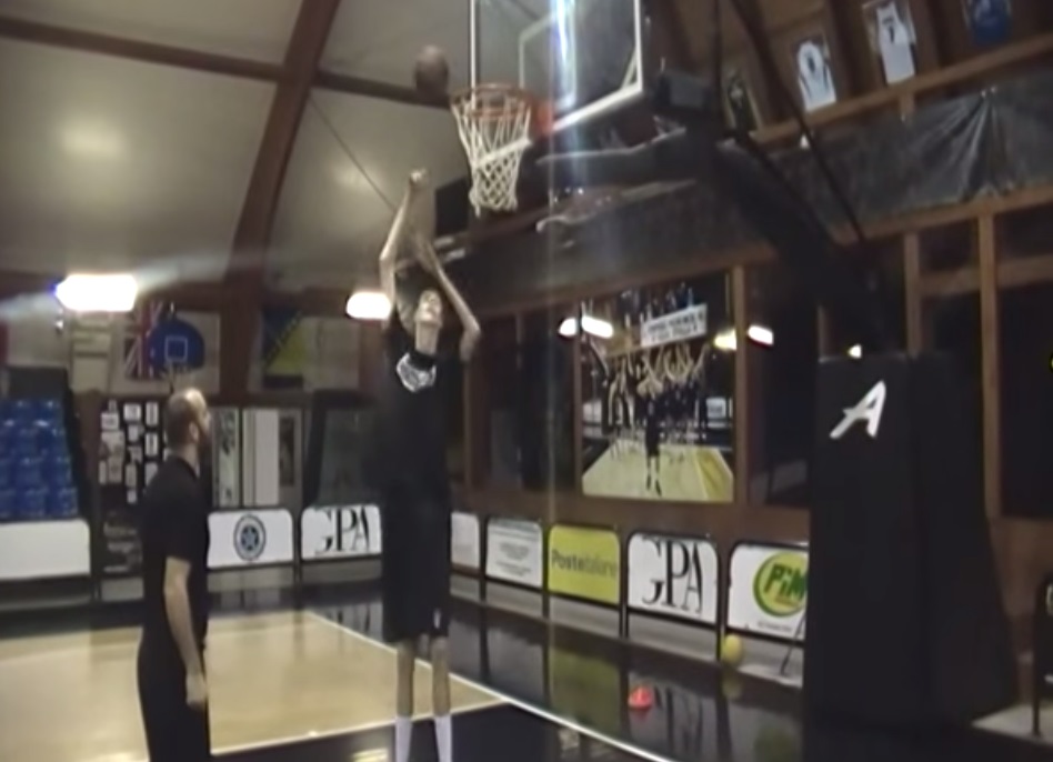 A 14 anni è una promessa del basket: Alto 226 centimetri (VIDEO)
