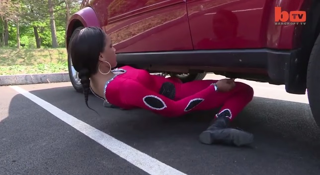 La 'Limbo Queen' che passa sotto auto (VIDEO)