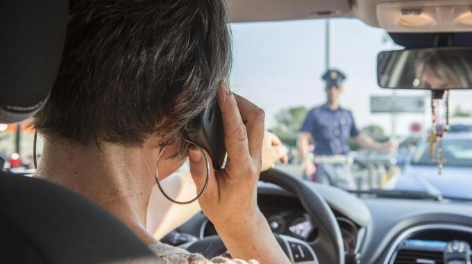 "Al volante col cellulare: ritiro immediato della patente"