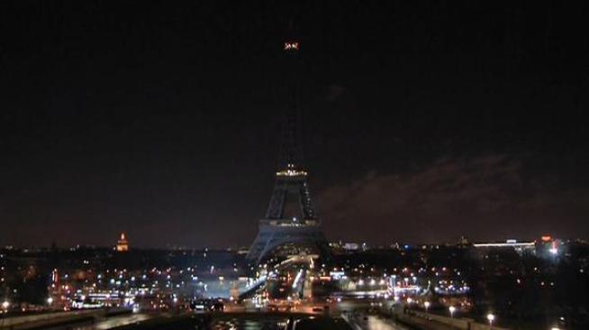 PARIGI: LA TOUR EIFFEL SPENTA IN SEGNO DI LUTTO