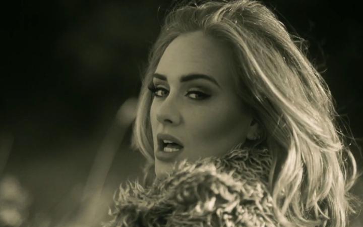 Adele da record: 180 milioni di clic su YouTube per 'Hello'