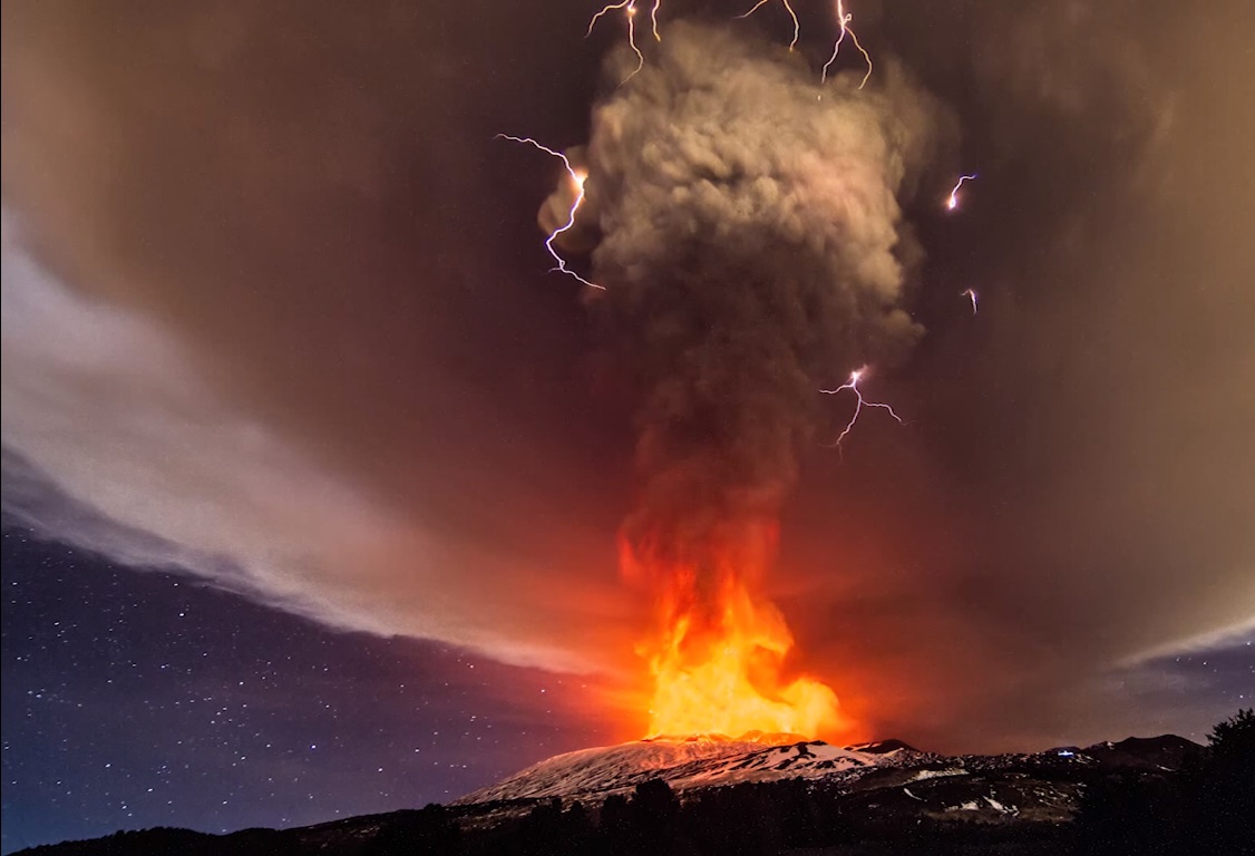 Eruzione Etna, 'fulmini vulcanici' durante esplosione: Spettacolo mozzafiato