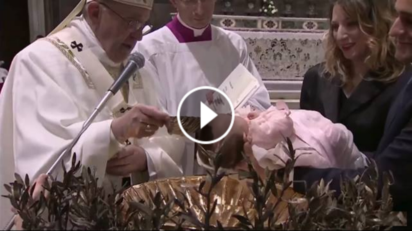 Papa Francesco battezza 26 bambini