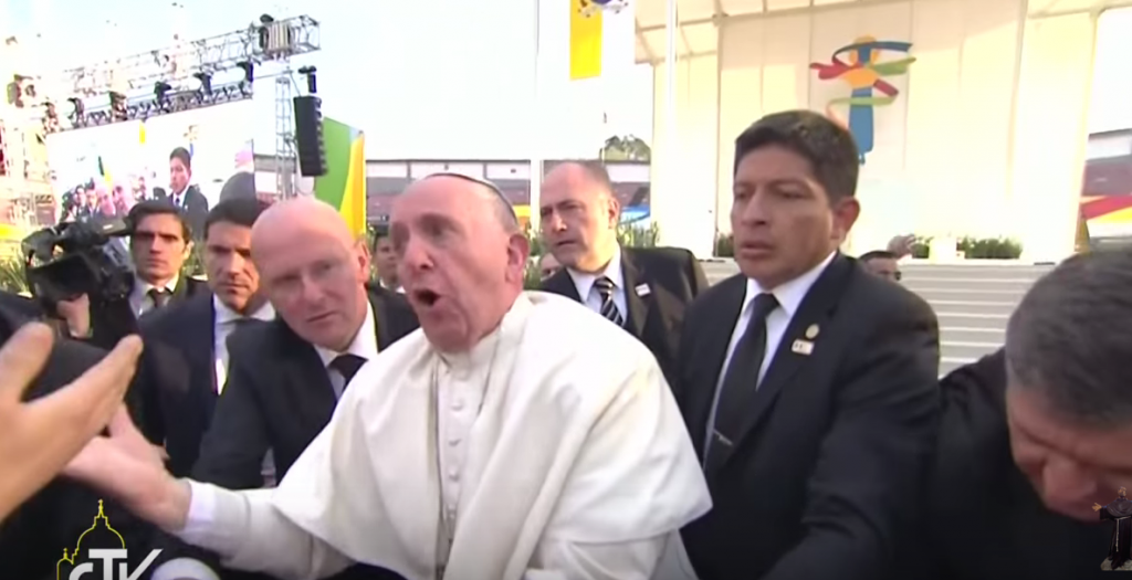 Il Papa rimprovera un giovane che lo tira per la manica