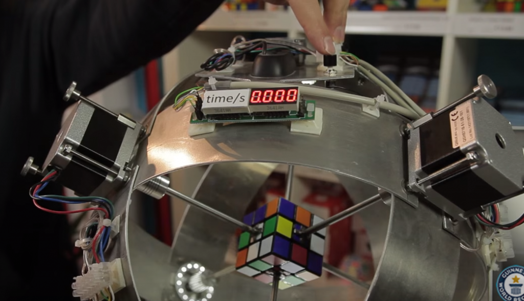 Cubo di Rubik, un robot lo risolve in meno di 1 secondo