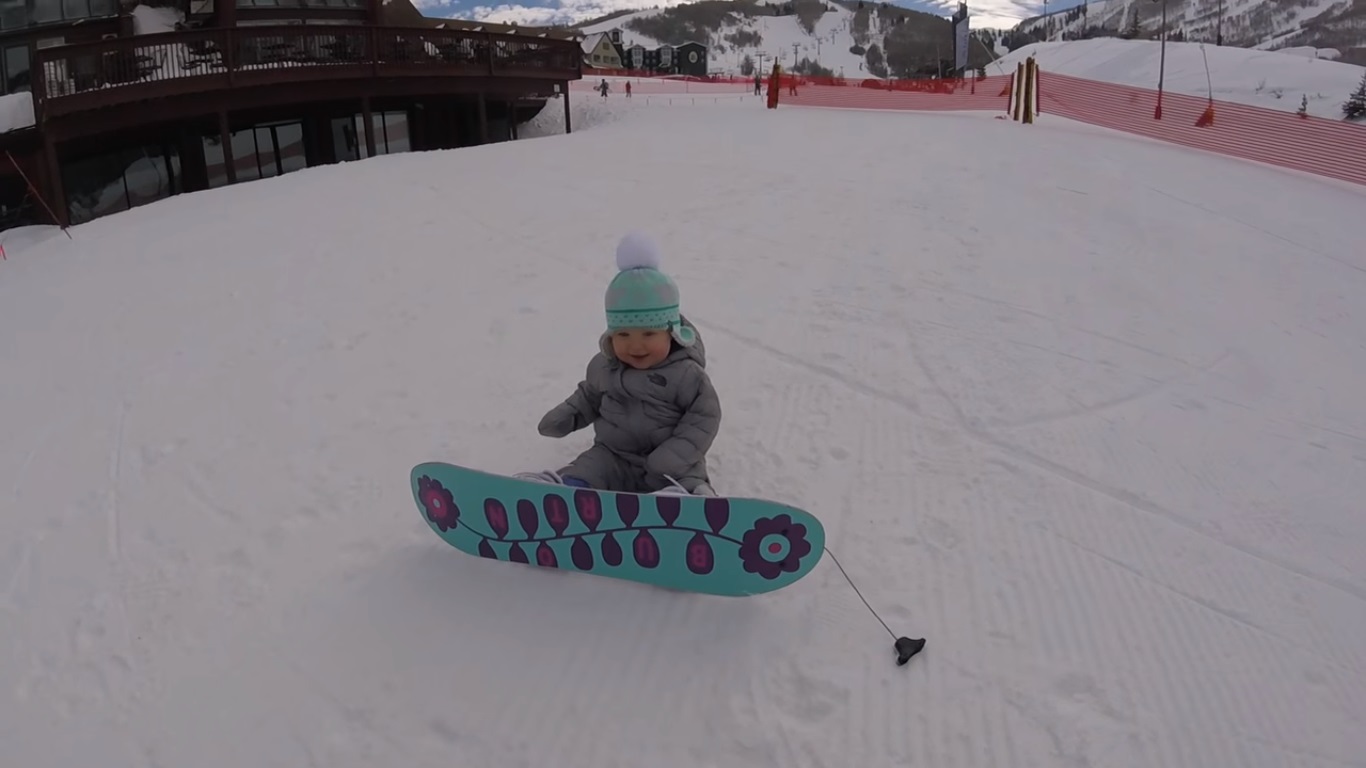 Sullo snowboard a 14 mesi: La bimba prodigio