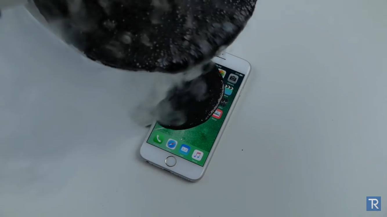 Video. Ecco cosa succede ad iPhone 6 con una colata di catrame