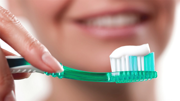 Ecco come pulire e disinfettare davvero lo spazzolino