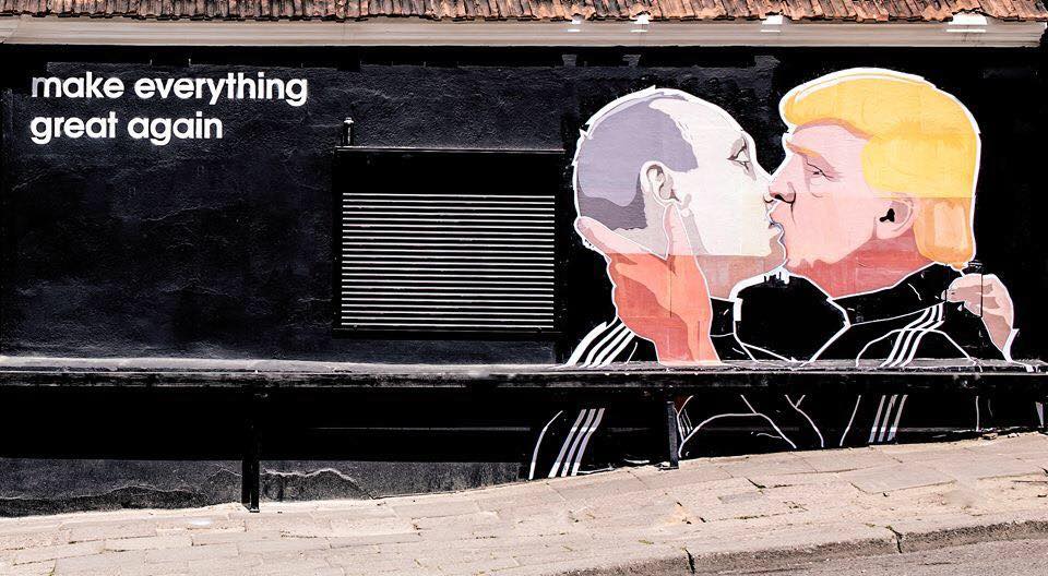 Il bacio tra Putin e Trump. Tutti gli occhi puntati sull'immagine