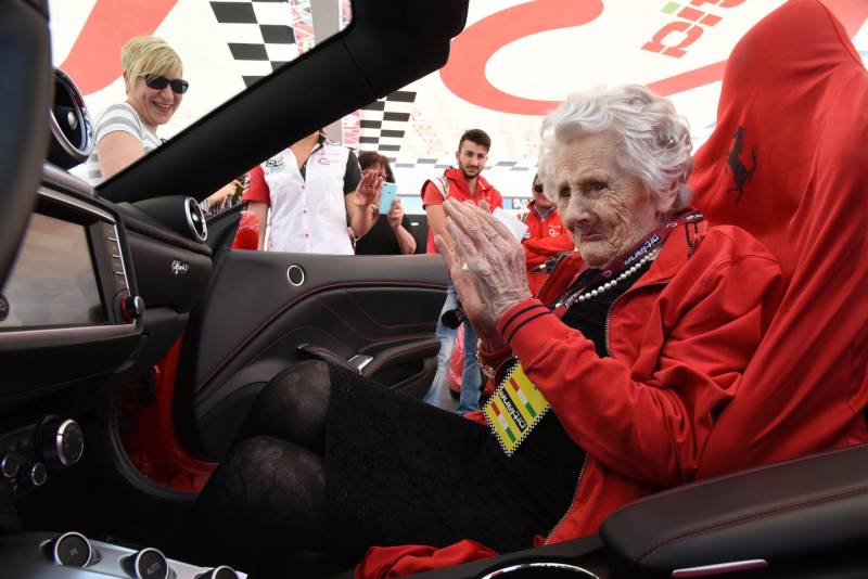 A spasso in Ferrari. Esaudito il sogno di una donna di 104 anni 