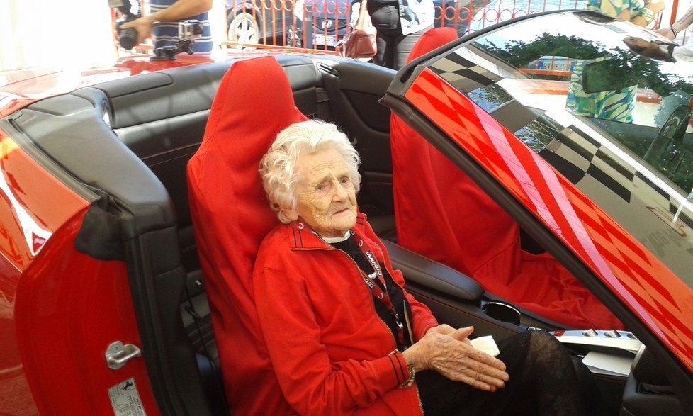 A spasso in Ferrari. Esaudito il sogno di una donna di 104 anni