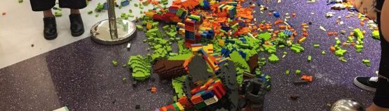 Scultura Lego da 13mila euro distrutta da un bambino