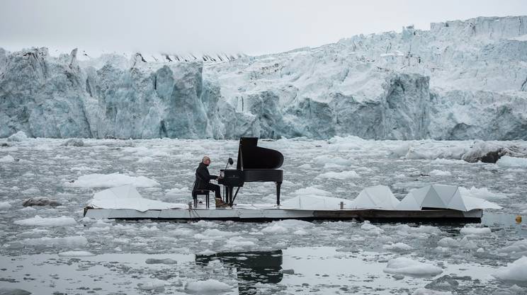 Suona il pianoforte tra i ghiacci del Polo Nord. Ecco perché...