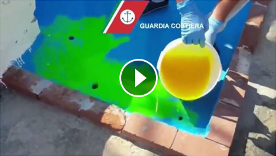 Acqua fluorescente in mare: Scarico illegale a Lecce