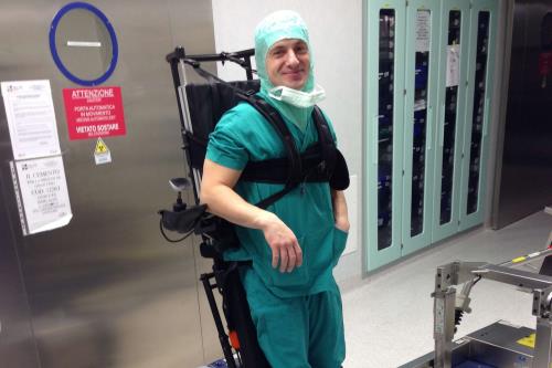 Marco: Il chirurgo sulla sedia a rotelle che opera i pazienti