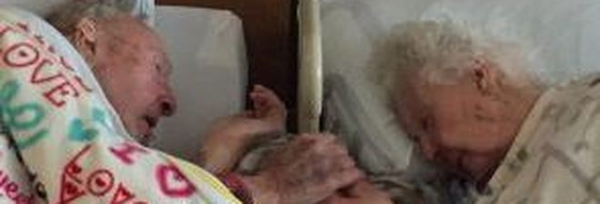 A 100 anni stringe la mano alla moglie di 96 che sta morendo