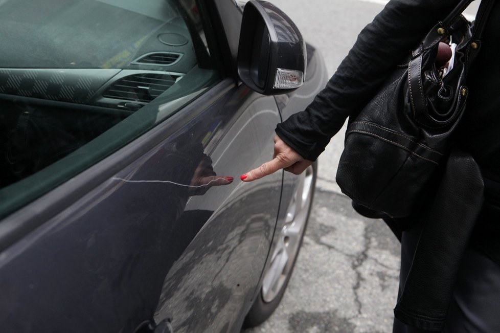 Auto rigata o danneggiata mentre è parcheggiata: Puoi farti risarcire