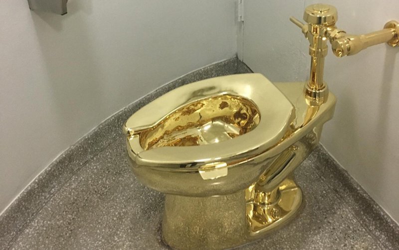 Il wc d'oro esposto al Guggenheim. Funziona e si può usare