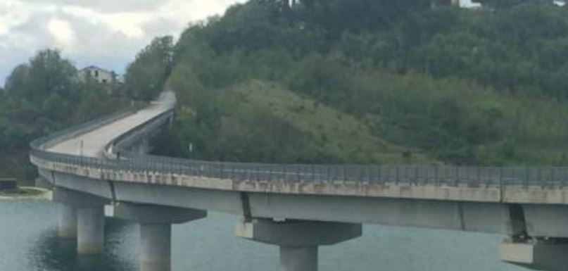 Il ponte italiano pieno di crepe che sta per crollare
