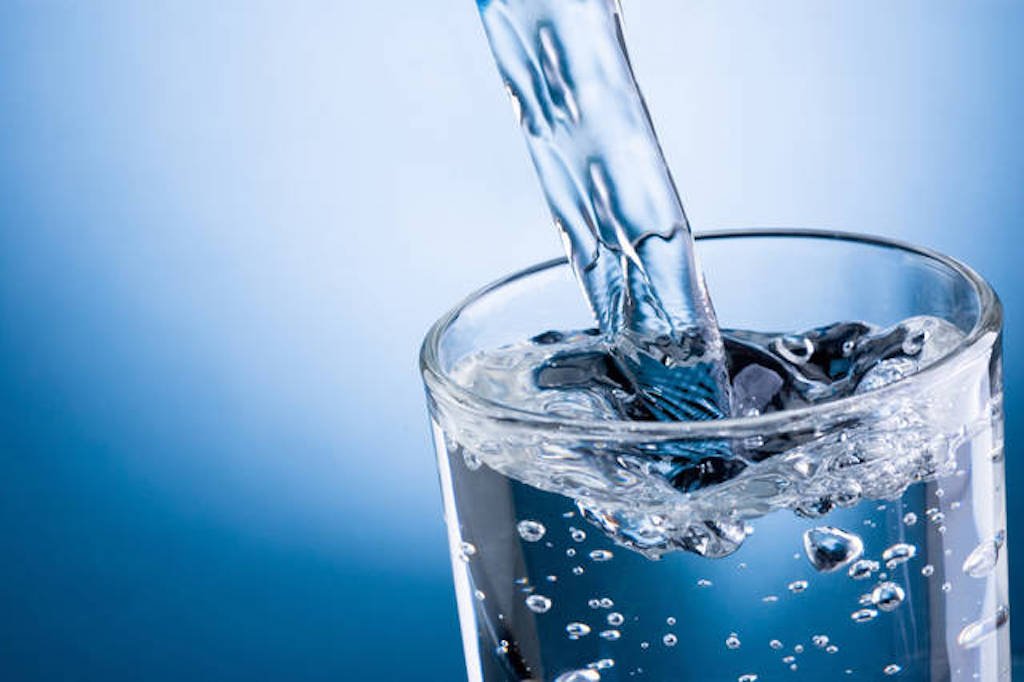 Servono 8 bicchieri di acqua al giorno per stare bene?