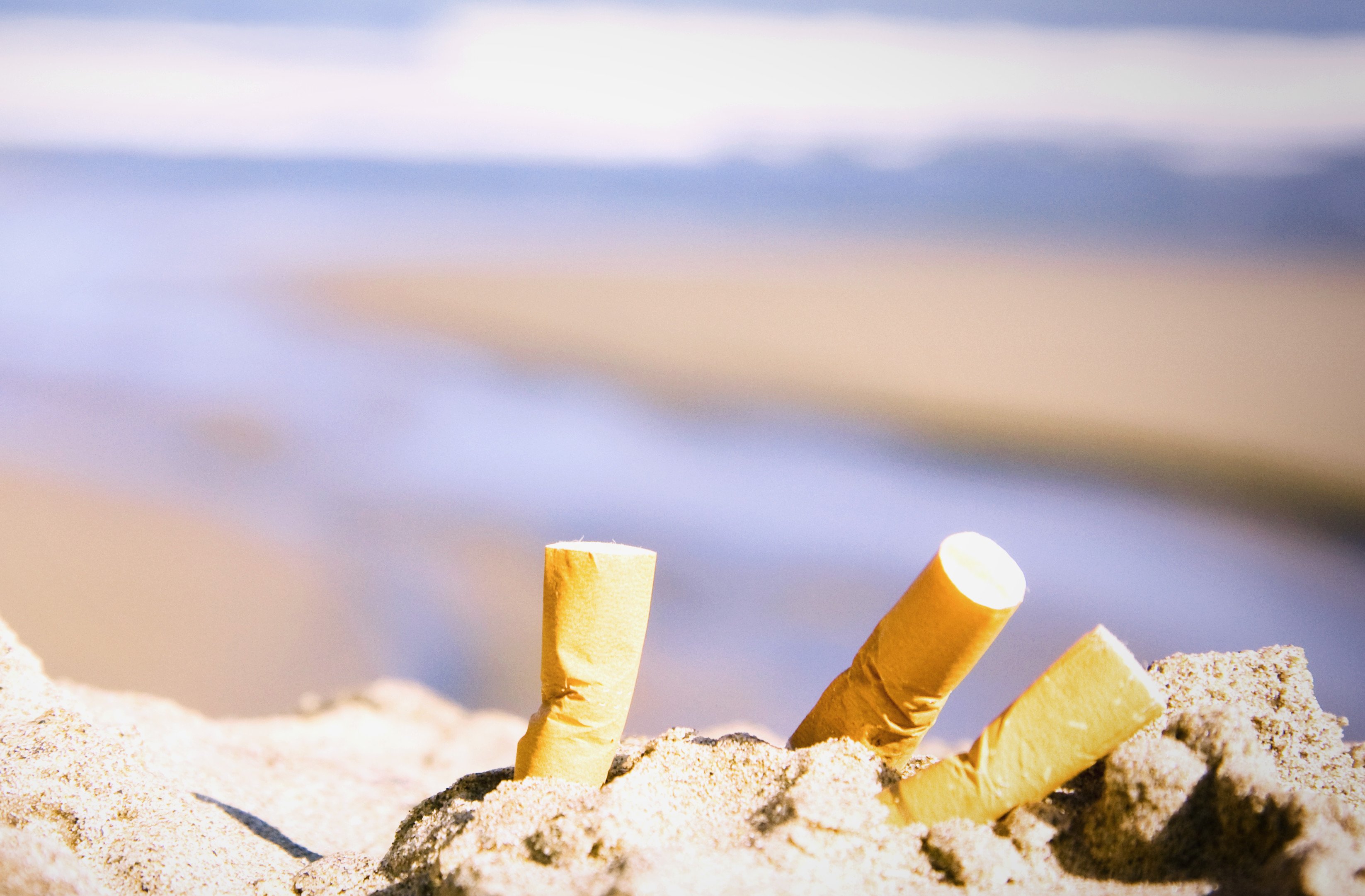 'Stop a sigarette in spiaggia in tutta Italia. Inquinano più delle auto'