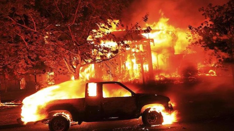 Maxi incendio in California, ci sono 10 i morti e 20mila gli sfollati