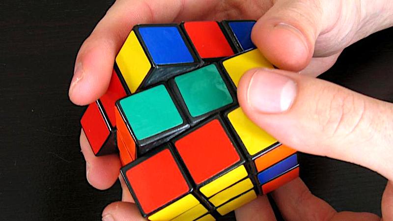 Nuovo record per il cubo di Rubik. Viene risolto in 4,22 secondi