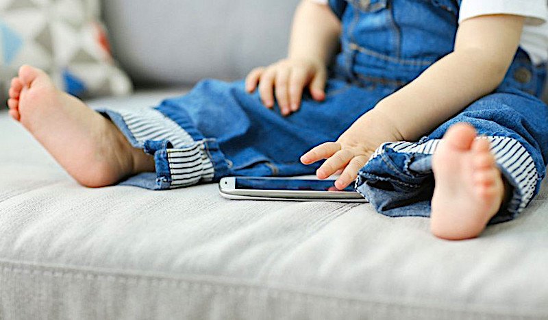 Smartphone in mano pediatri 'Mai prima dei 2 anni'