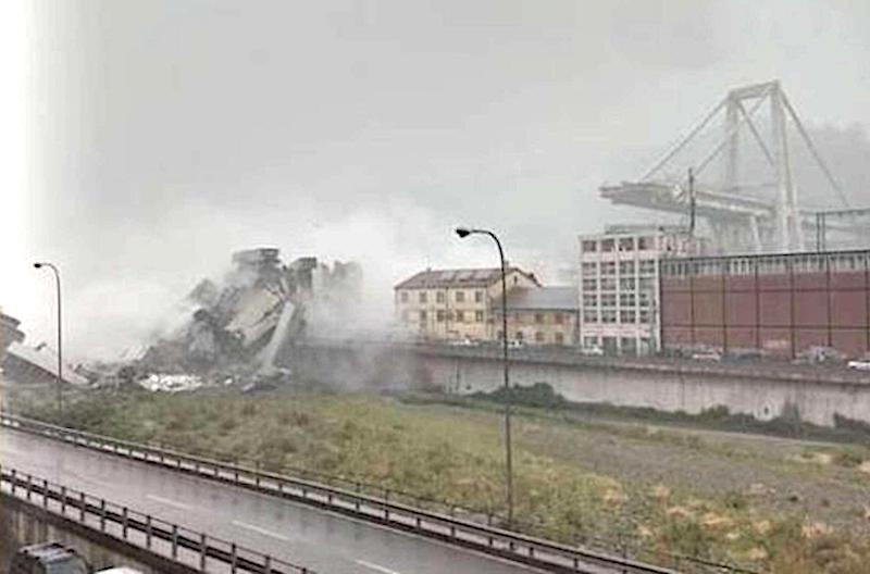 Genova. Crolla un ponte sullʼautostrada A10, paura tra la gente