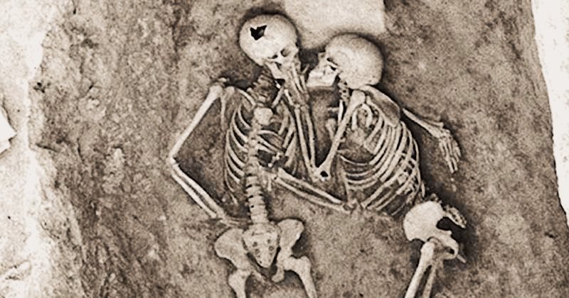 Il lato romantico della storia Il bacio senza tempo che dura da 2800 anni (1)