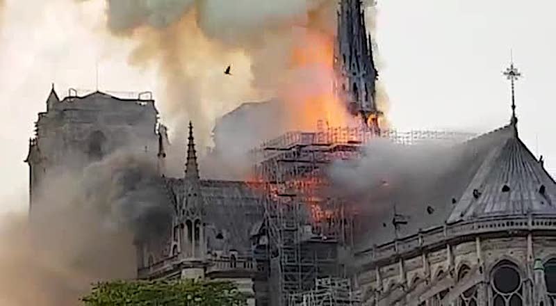 Vasto incendio a Notre Dame a Parigi, crolla la guglia e il tetto