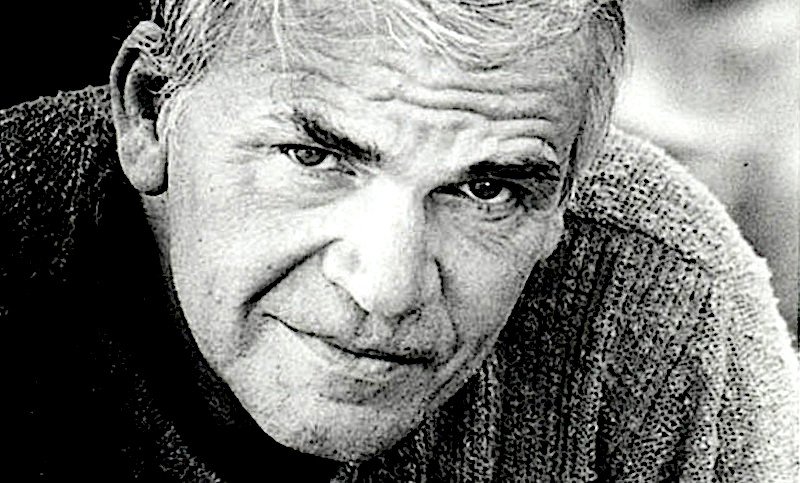 Kundera: 'Forse non siamo capaci di amare proprio perché desideriamo essere amati'